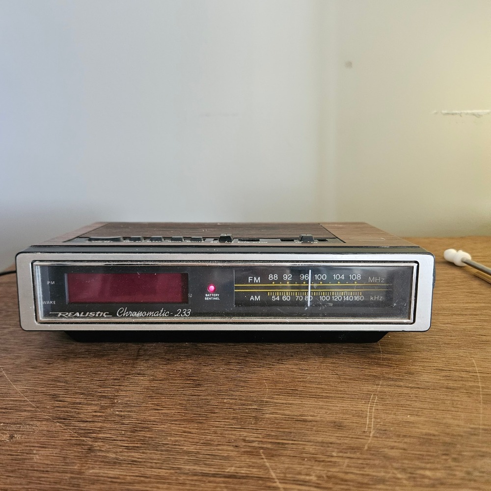 Realistic Chronomatic-233 AM/FM Digital Alarm Clock Radio Woodgrain 12-1540 Vtg